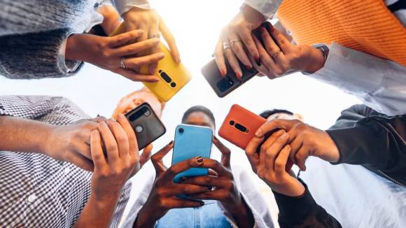 Junge Leute mit Smartphones 