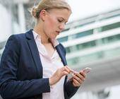 Frau mit Smartphone 